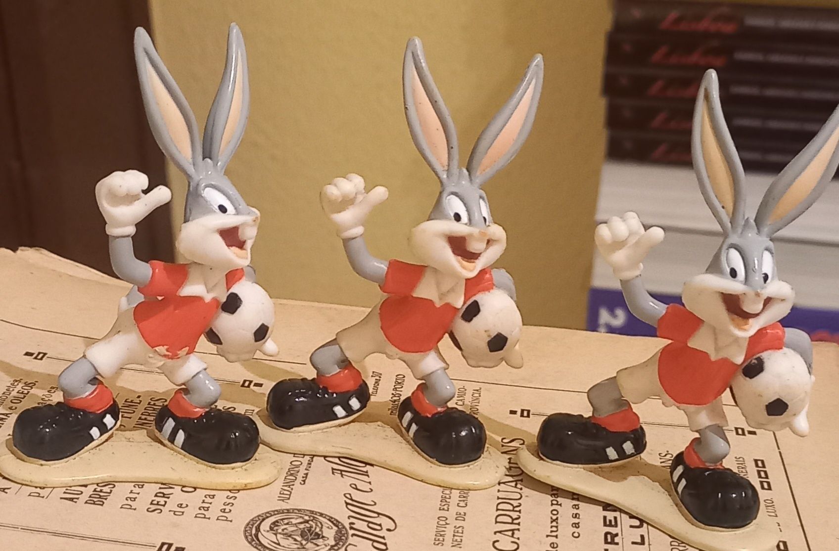 Lote de 6 bonecos em PVC do Bugs Bunny, 1996.