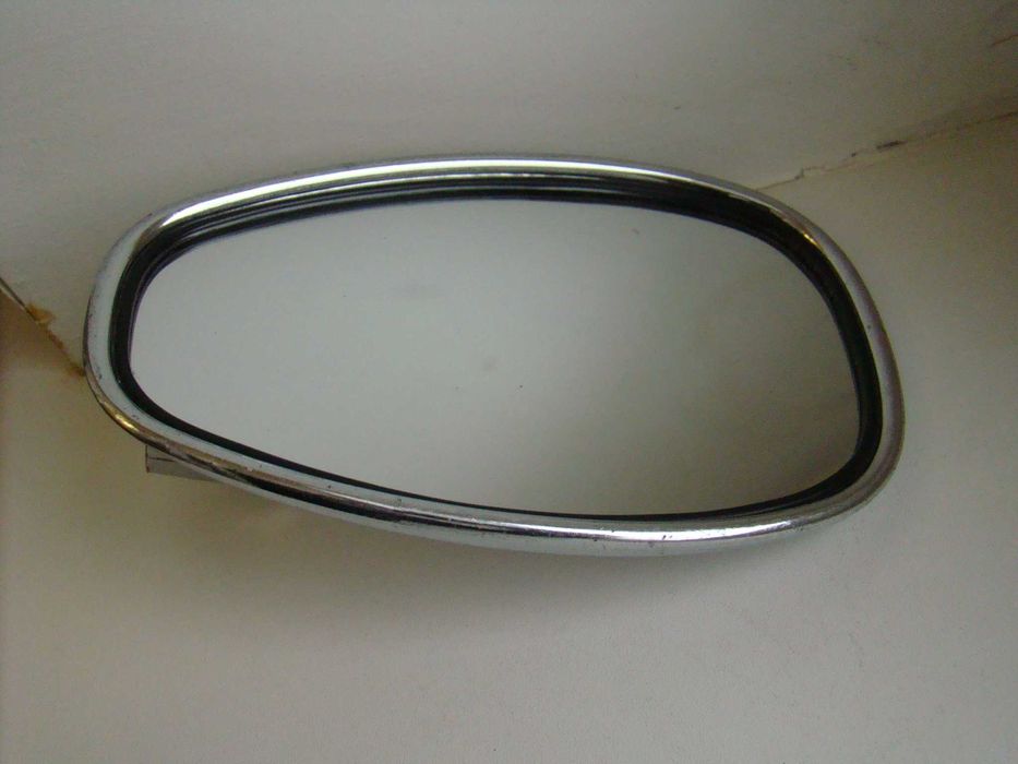 Зеркало заднего вида мотоцикла.