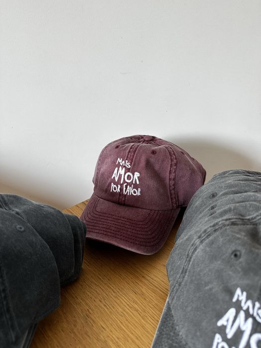 Chapéus Bordados “Mais Amor Por Favor” - Várias cores