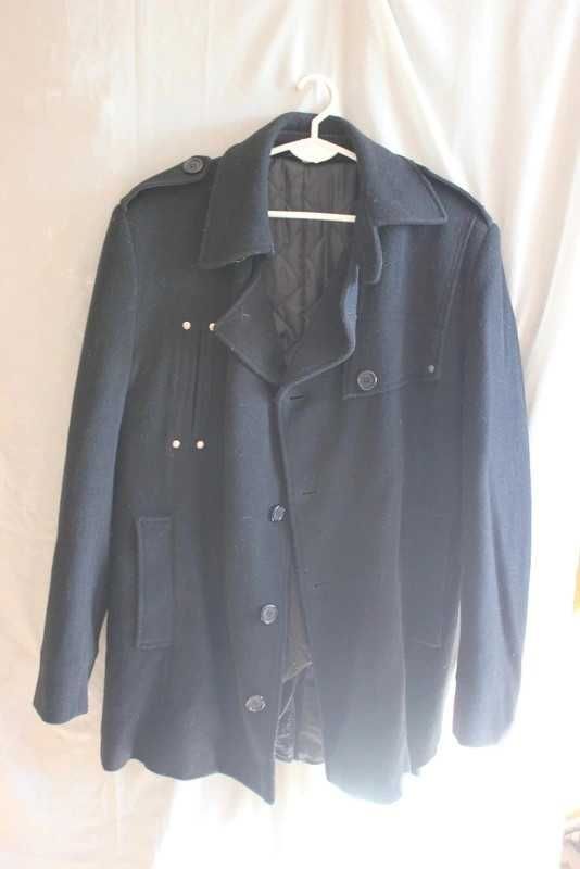 Klasyczny, elegancki czarny płaszcz jednorzędowy vintage retro