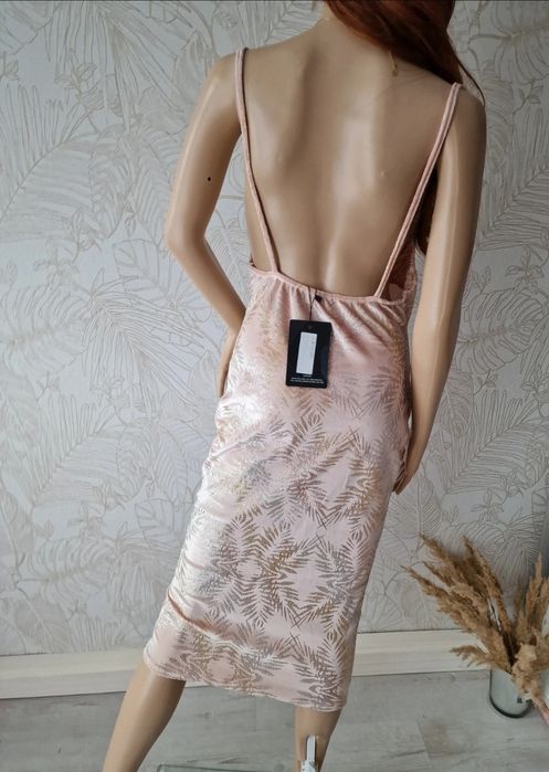 PrettyLittleThing letnia welurowa sukienka na ramiączka 40 L