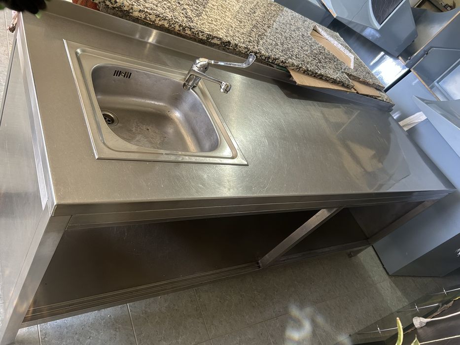 Bancada em inox com 4 portas, e 1 pia (negociavel)