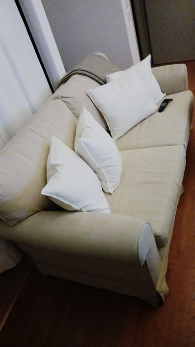 Sofá com algumas marcas de uso a um preço imbatível