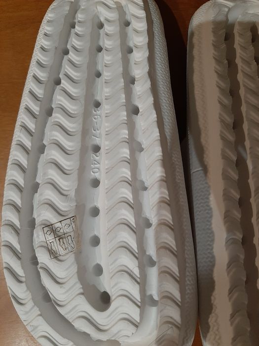 Chinelos brancos de mulher novos