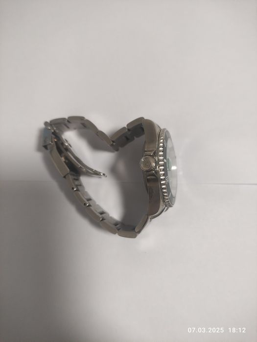 Годинник Rolex Submariner 
аналоговим циферблатом, в дуже гарному ста