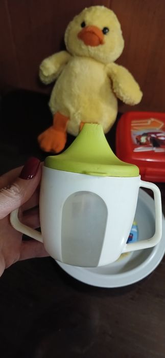Посуд для малюків та іграшка