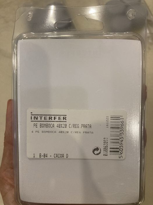 4 conjuntos de pés reguláveis