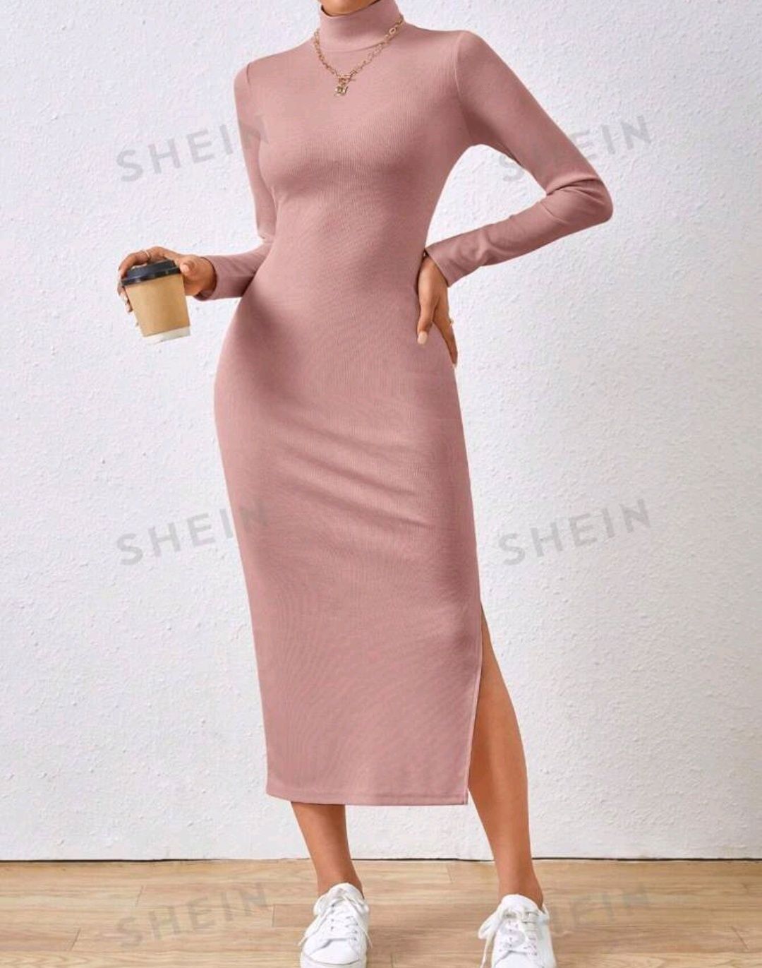 Różowa długa sukienka z golfem z długim rękawem prążek rozporek