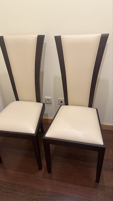 Cadeiras de sala castanho e forradas em pele