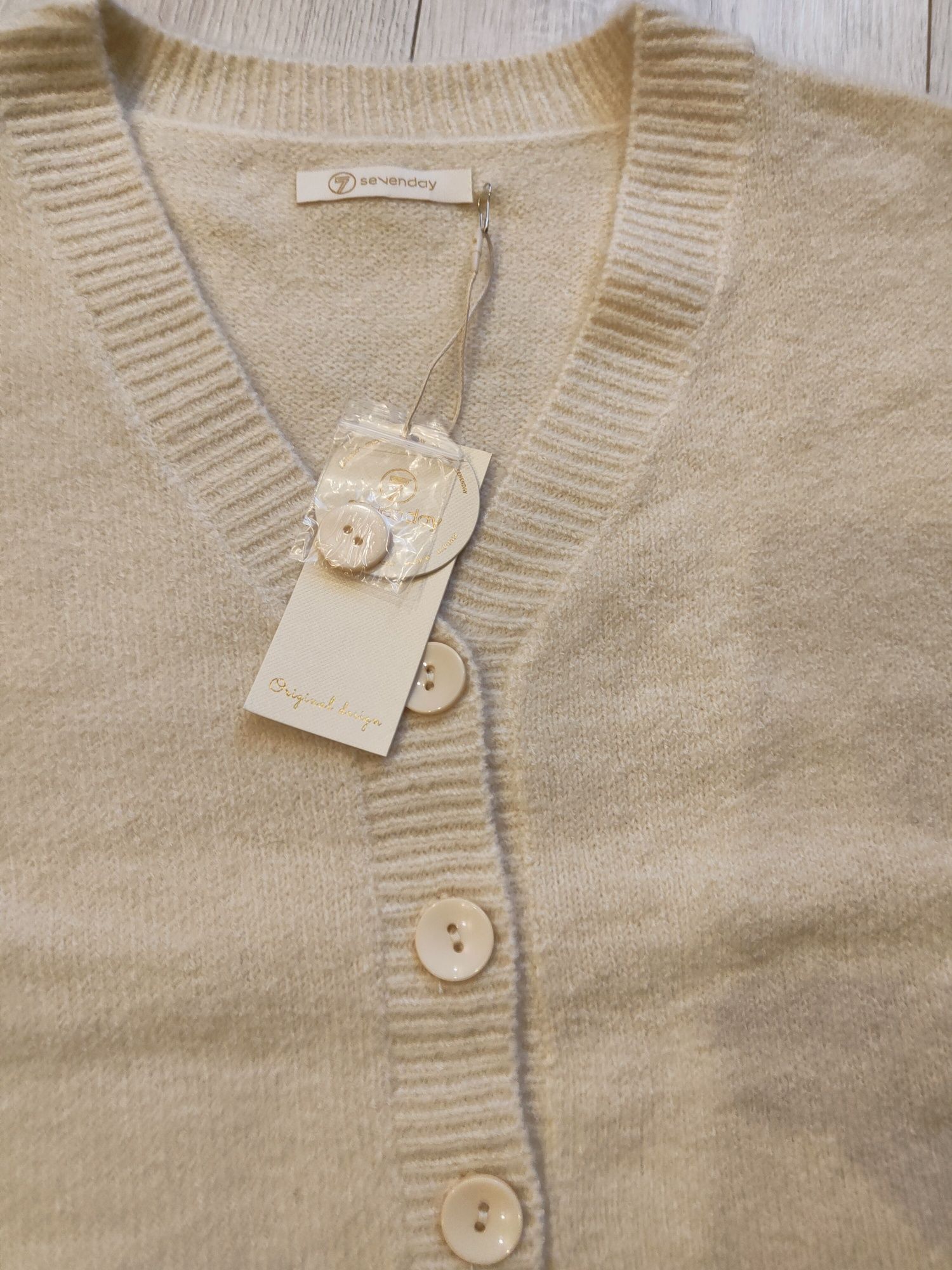 Sweter oversize guziki