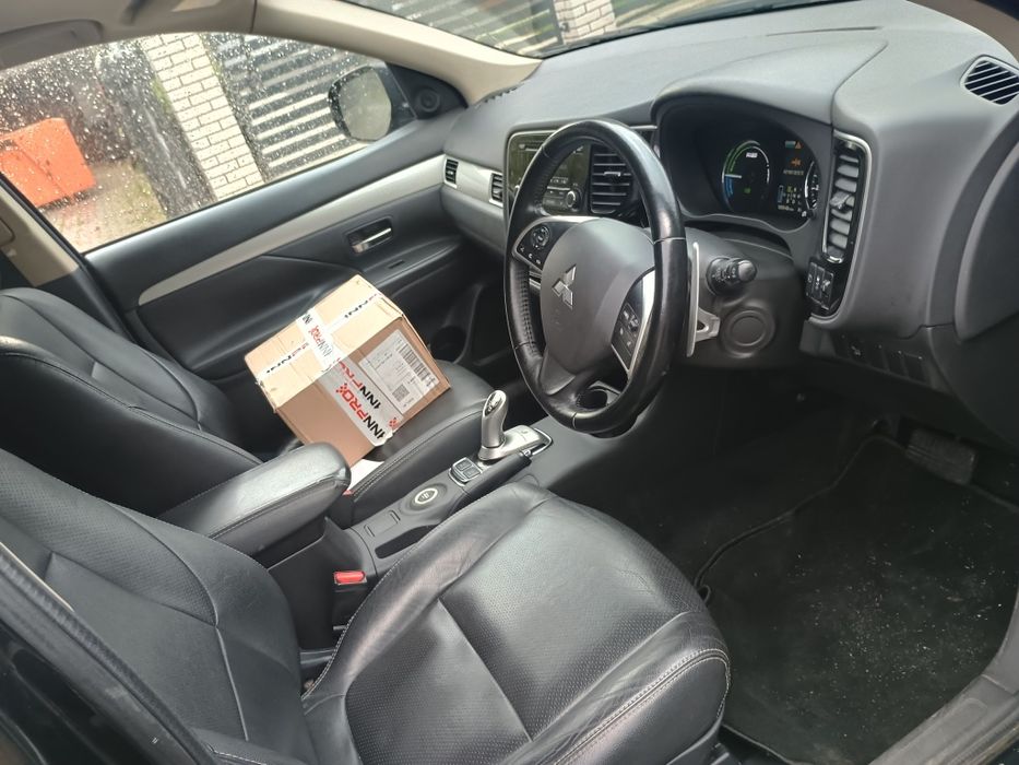Anglik Mitsubishi Outlander hybryda PHEV 2015rok skóry