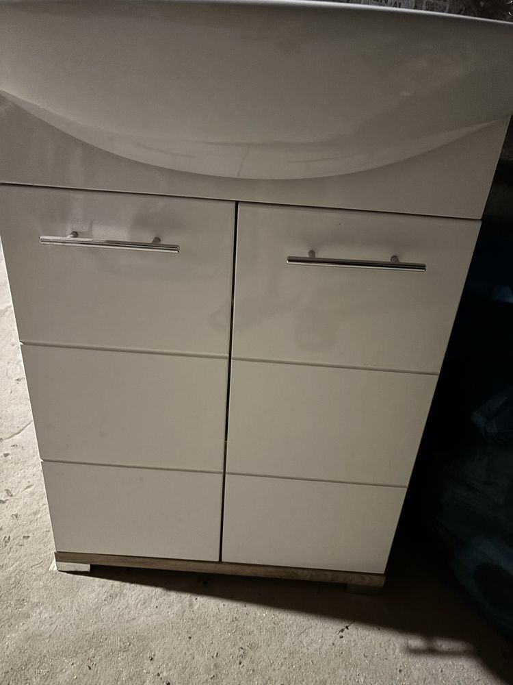 Szafka łazienkowa z umywalka