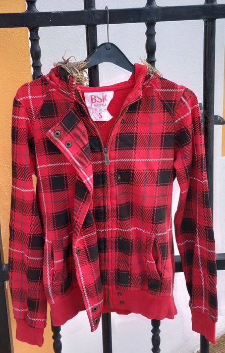 Casaco vermelho com capuz, tamanho S da Bershka 7€
