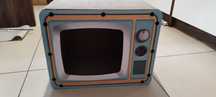 Kartonowy drapak dla kota telewizor retro