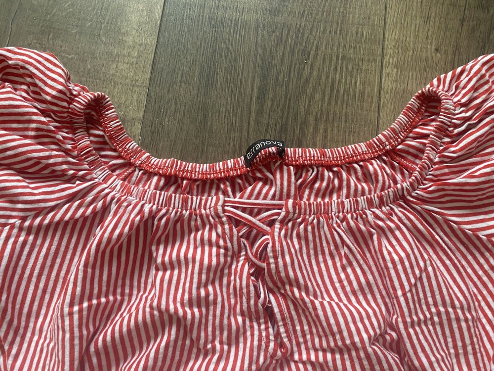 Czerwony crop top