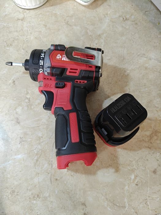 Безщітковий шуруповерт новий з зарядкою