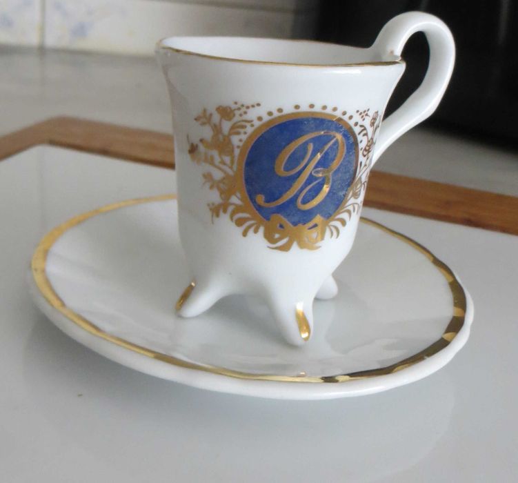 Chávena 4 pés e pires Porcelana Orlada dourado , muito antiga