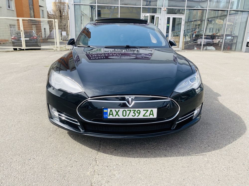 Tesla S Люк пневма.Возможен обмен.Авто либо недвижимость