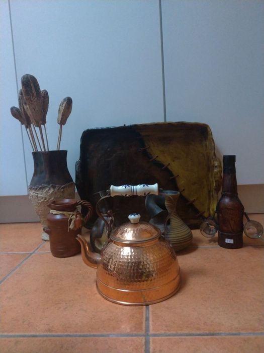 Peças decorativas em barro pintado.