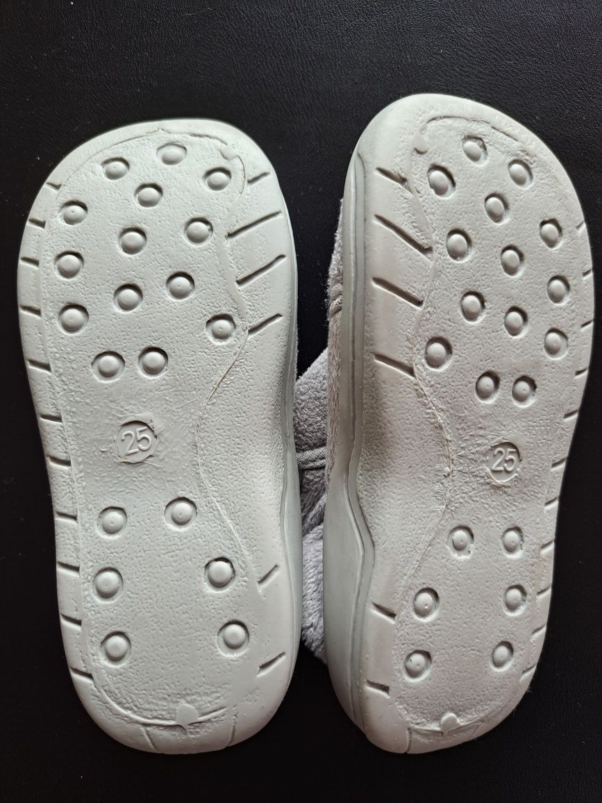 Ténis nr 27 e pantufas nr 25