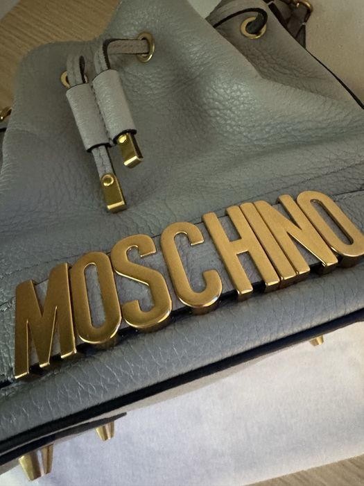 Moschino skórzana torebka worek bucket na regulowanym i odpinamy pasku