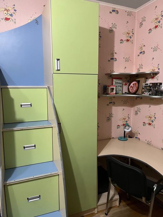 Комплект меблів  дит. кімнати, двоярусне ліжко, стіл, шафа. Терміново