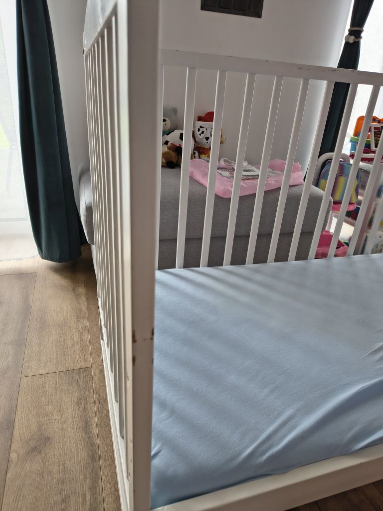 Łóżeczko dziecięce z materacem, szufladą i barierką. Cena 100 zł.