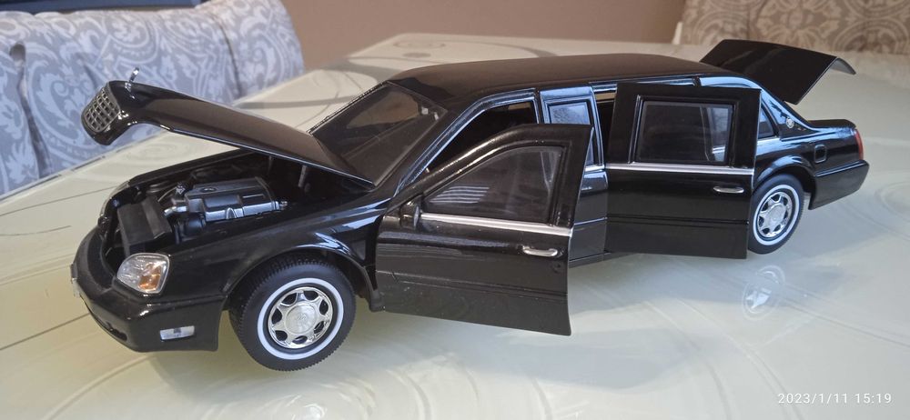 модель 1.24 Road Signature 2001 Cadillac DeVille Presidential Limo