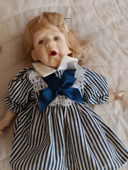 Duas bonecas em porcelana  vintage."gêmeas".