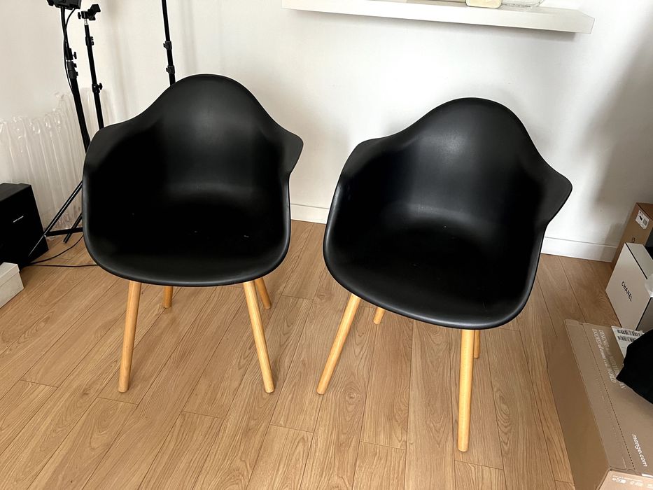 Dwa kubełkowe krzesła