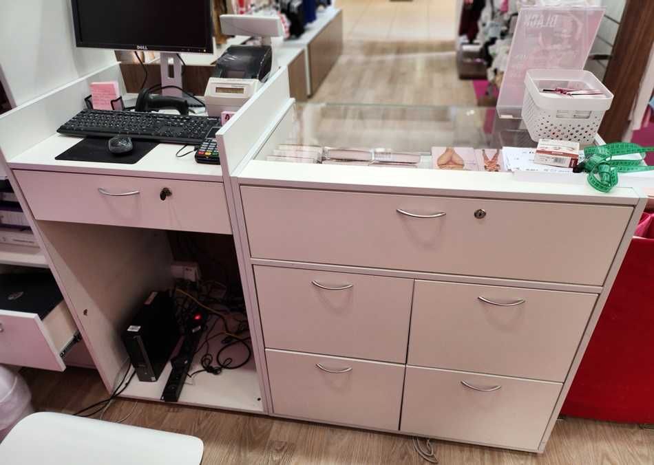 Meble do sklepu ze ścianami typu SPACEWALL do własnej aranżacji