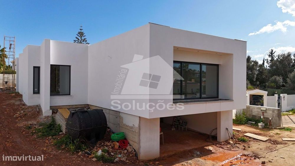 Moradia Térrea T3 com piscina e garagem