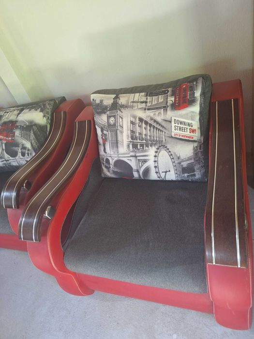 Efektowny fotel w starym stylu, z elementami ze skóry