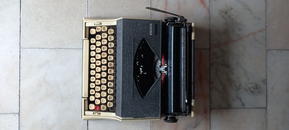 Maquina de escrever muito antiga