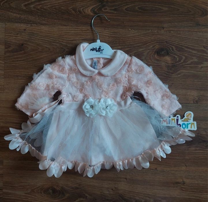 Sukienka z opaską na głowie