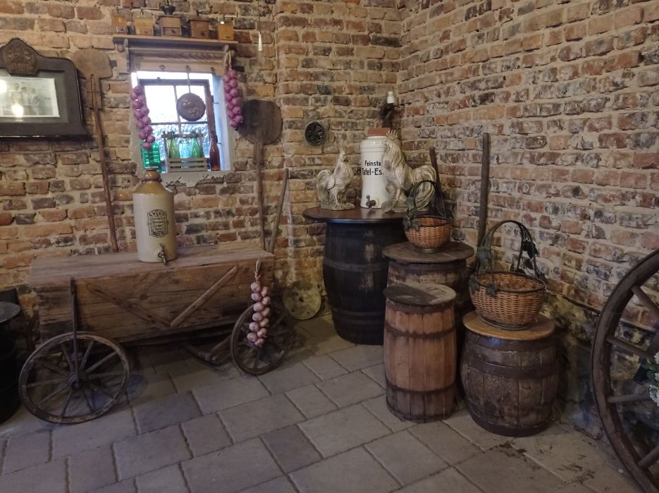 Zabytkowy drewniany wózek