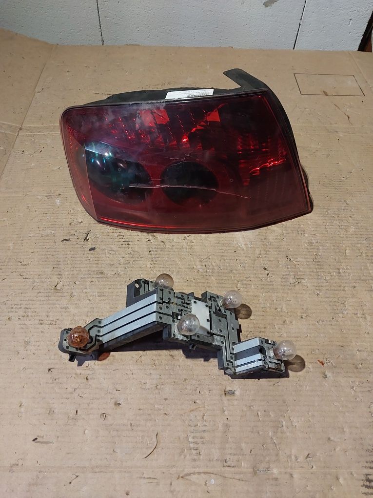 Peugeot 407 lampa tylna tył wkład lampy żarówek lewy lewa sedan