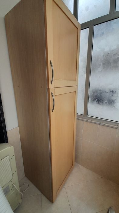 Coluna de arrumação de madeira