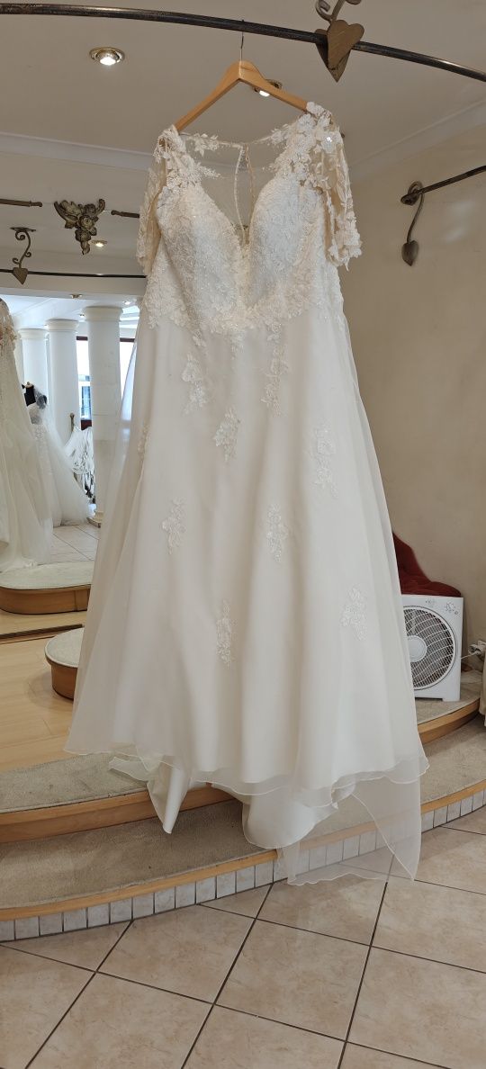 Suknia ślubna plus size w kolorze ivory