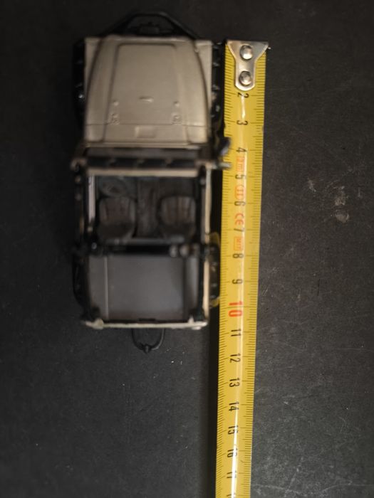Miniatura de Jeep Rubicon em tom prateado.