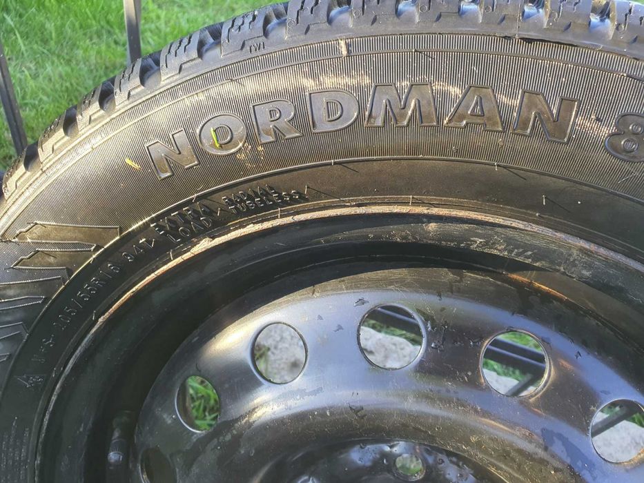 Шини легке б/у  Nokian Nordman8. шиповані на дисках 205/55R16  2шт