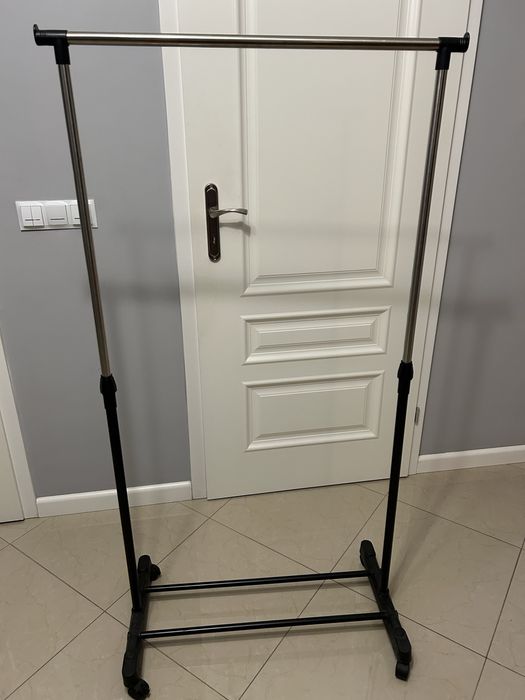 Wieszak na ubrania na kolkach