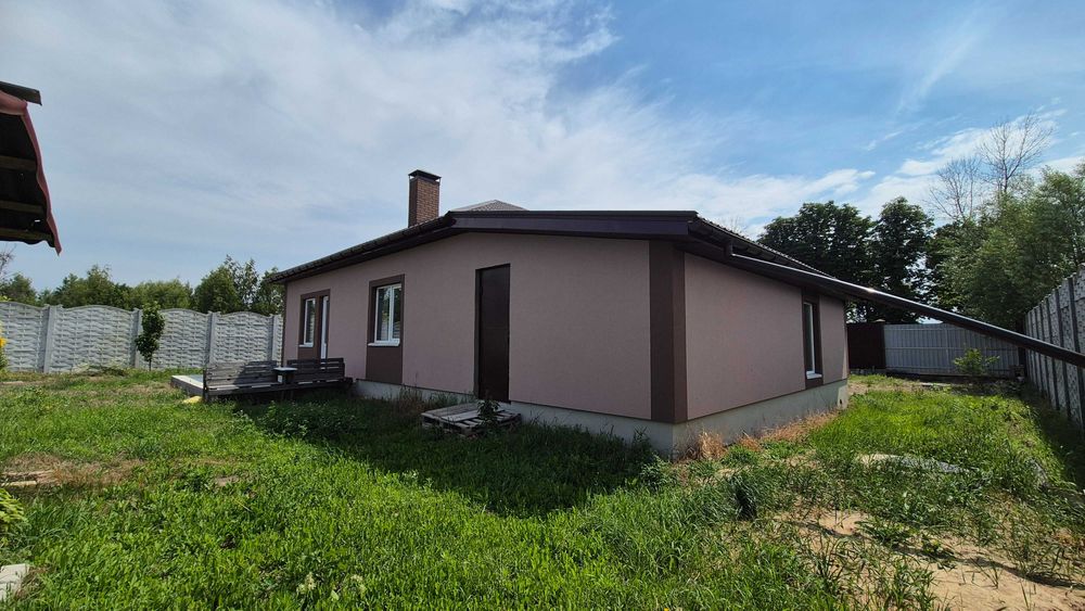 Будинок на огороженій ділянці 8 соток, штукатурка, якісні комунікації