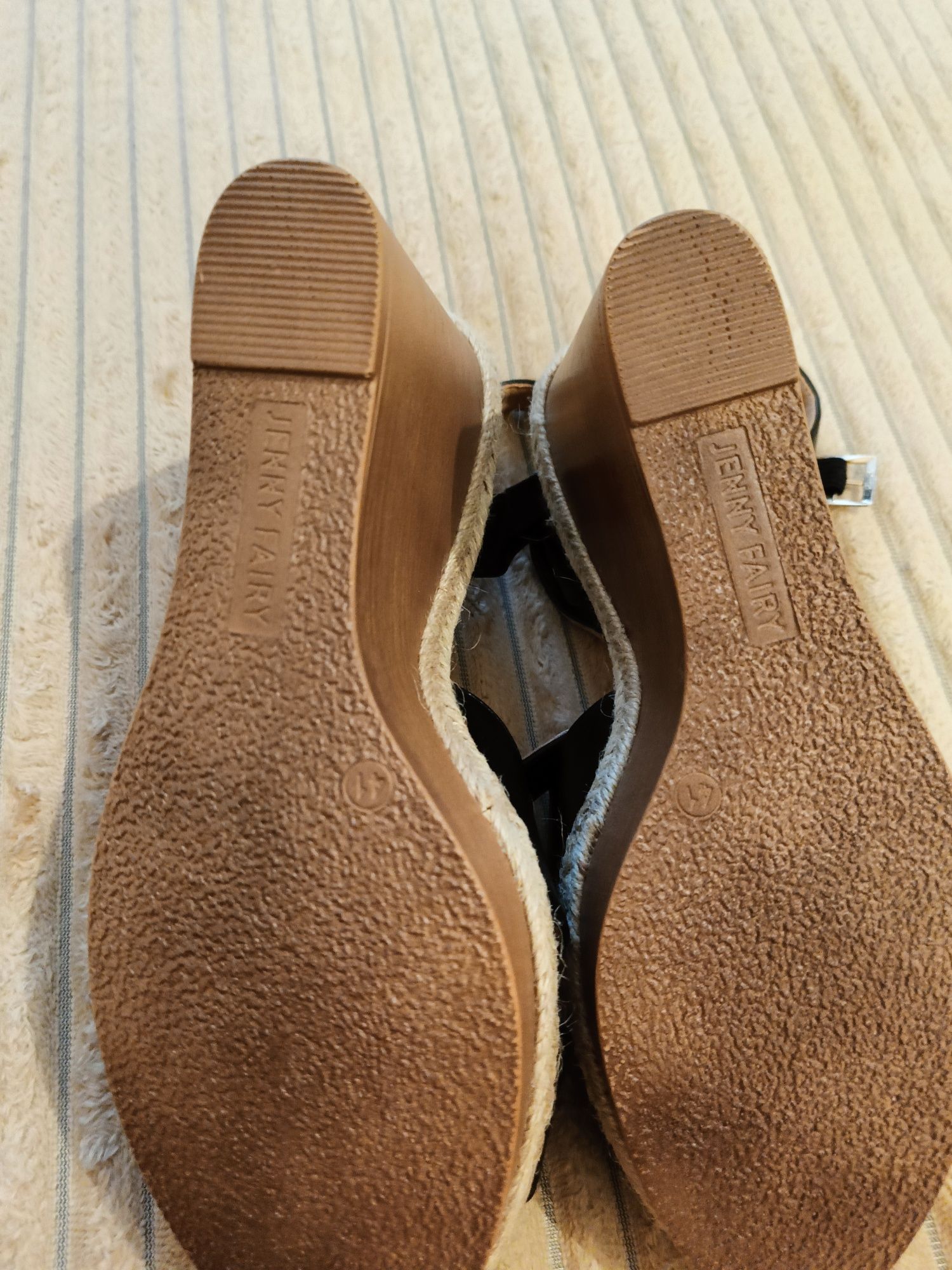 Buty damskie na koturnie