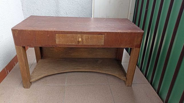 Drewniany stolik, komódka z okresu PRL