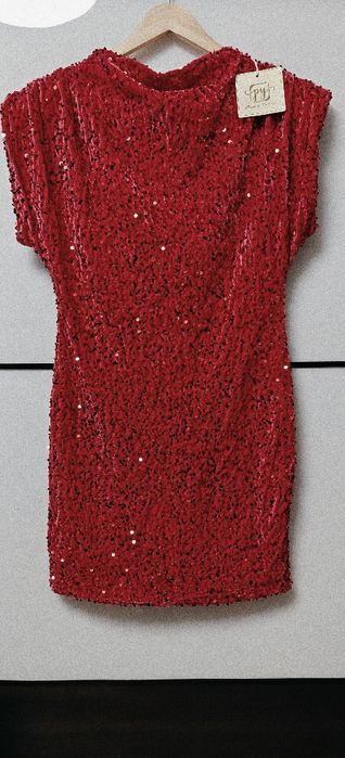 Czerwona krótka sukienka z cekinami