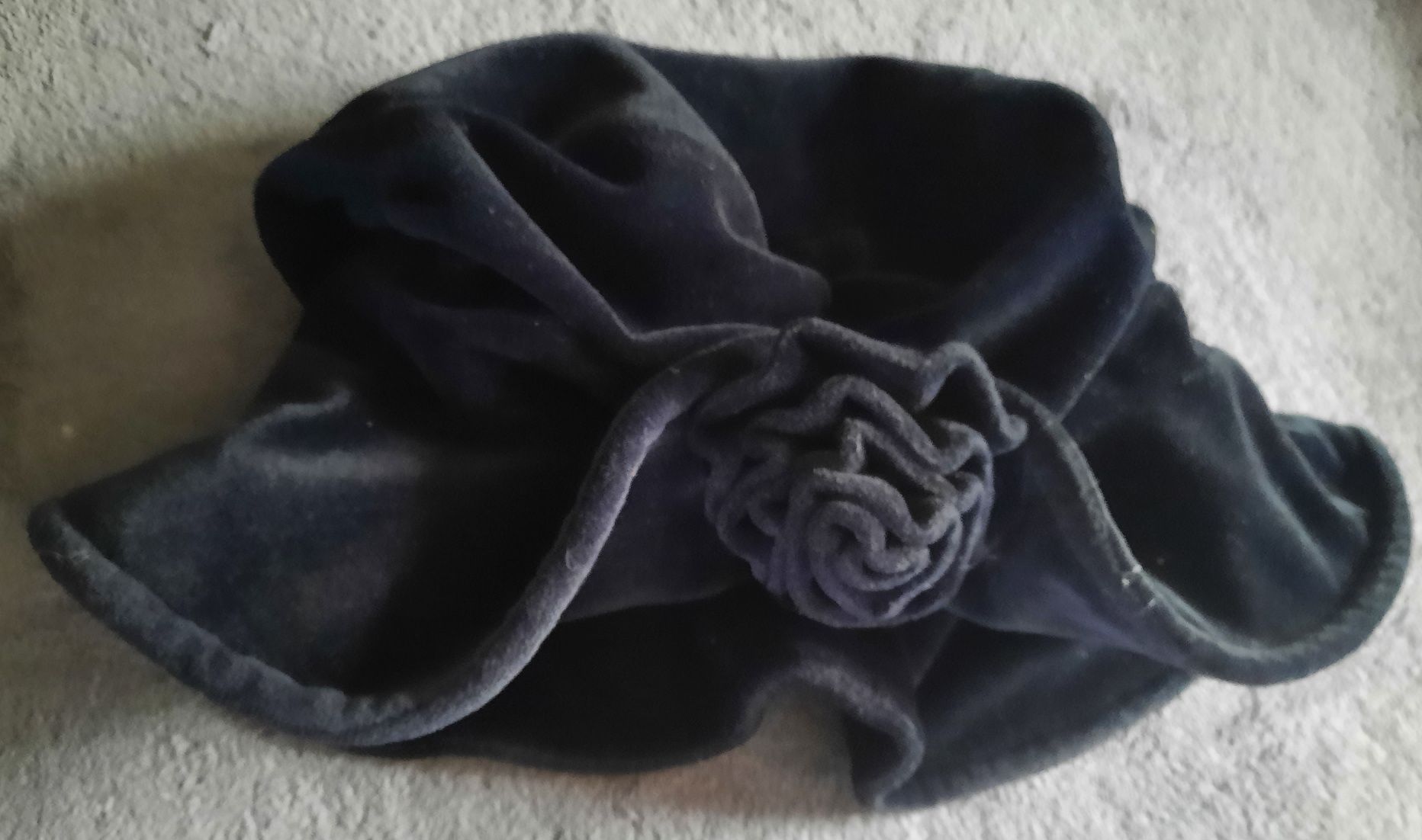 Czarny kapelusik z różą