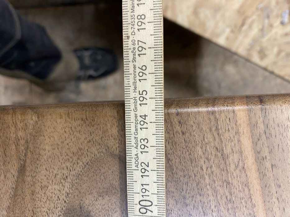 Stol z orzecha z czarna zywica