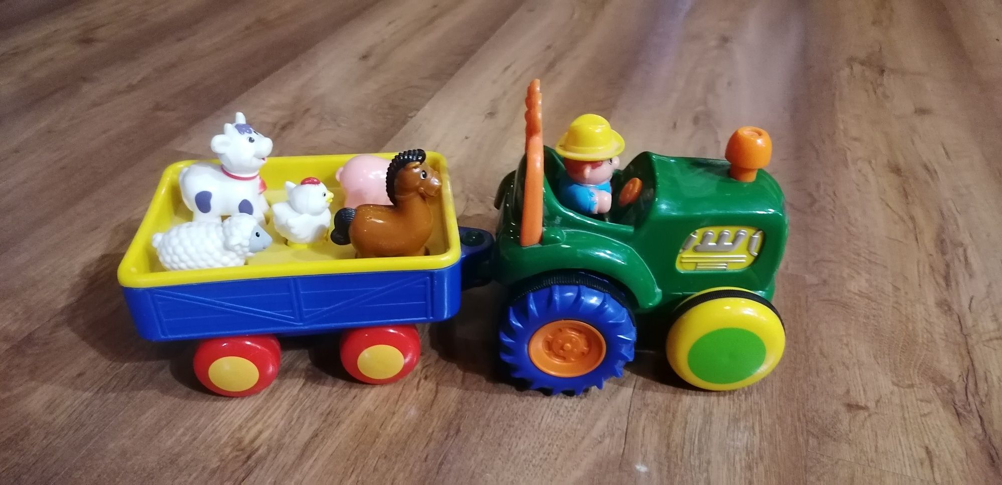 Traktor dumel że zwierzątkami