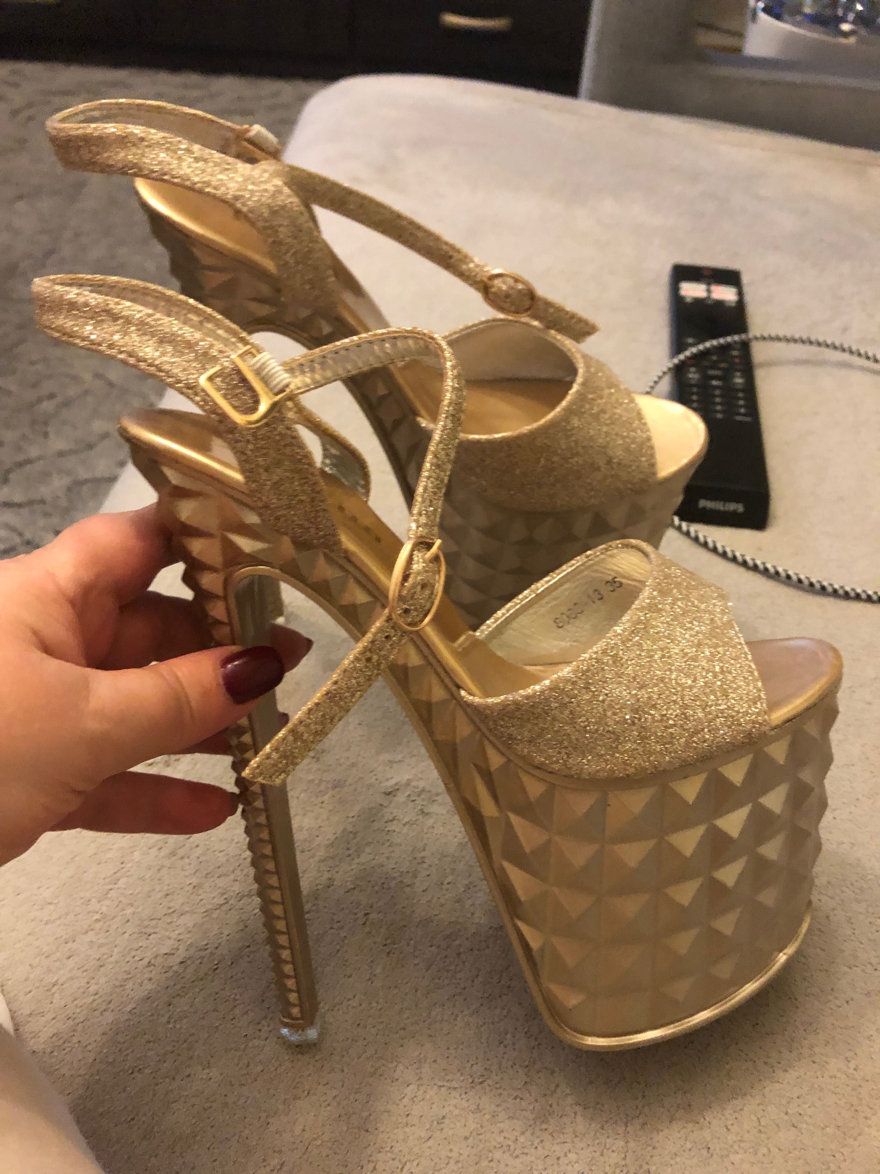 Erotyczne buty szpilki złote